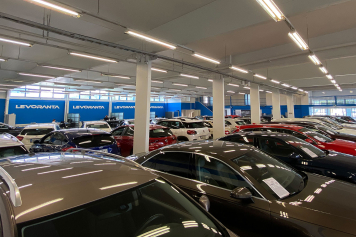 suurkuva-levoranta-myymala-julkisivu-ulkoasu-levorannan-autoliike-webtalo-jips-b