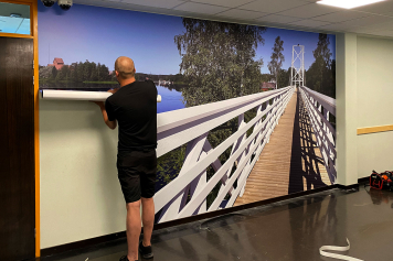 suurkuva-sastamala-pirkanmaa-sylvaan-koulu-seinatarrat-teematarrat-tarratulosteet-tarrat-kuvatapetti-asennus-omasta-kuvasta-webtalo-jips-A