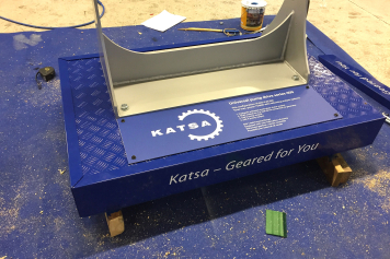 suurkuva-katsa-suurkuva-messulava-logoteippaukset-esillepano-messut-webtalo-jips-jalusta-c