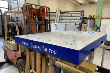 suurkuva-katsa-suurkuva-messulava-logoteippaukset-esillepano-messut-webtalo-jips-jalusta-e