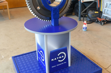 suurkuva-katsa-suurkuva-messulava-logoteippaukset-esillepano-messut-webtalo-jips-jalusta-g