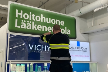 sastamalan-1-ensimmainen-apteekki-vammala-visuaalinen-ilme-yritysgrafiikka-hyvinvointi-kauneuspalvelut-logo-kuvasuunnittelu-painotuotteet-mainostulosteet_jips_suurkuva-b