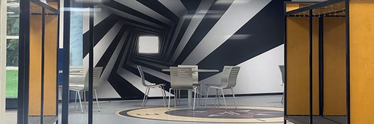 Teemateipeillä uutta seinäpintaa koululaisten iloksi suurkuva-sastamala-pirkanmaa-sylvaan-koulu-seinatarrat-teematarrat-tarratulosteet-tarrat-omasta-kuvasta-webtalo-jips-0