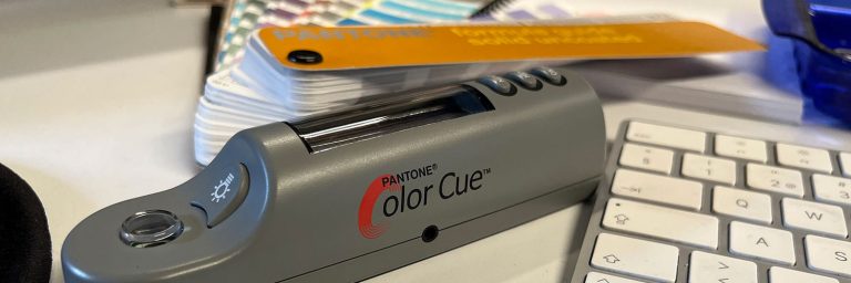 monen-kirjavaa-ja-kaiken-varista_webtalo-suurkuva-jips-pms-pantone-adobe-graafinen-suunnittelu-0