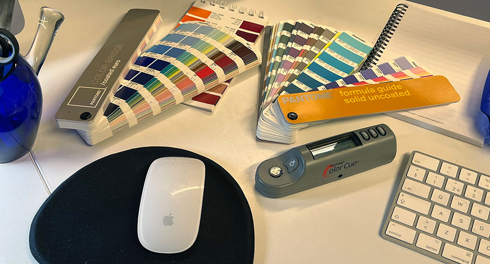 monen-kirjavaa-ja-kaiken-varista_webtalo-suurkuva-jips-pms-pantone-adobe-graafinen-suunnittelu-5