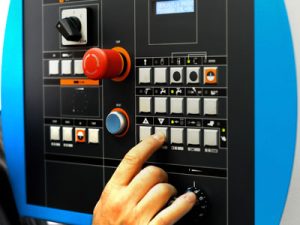 suurkuva-jips-kayttopaneelit-teollisuus-1